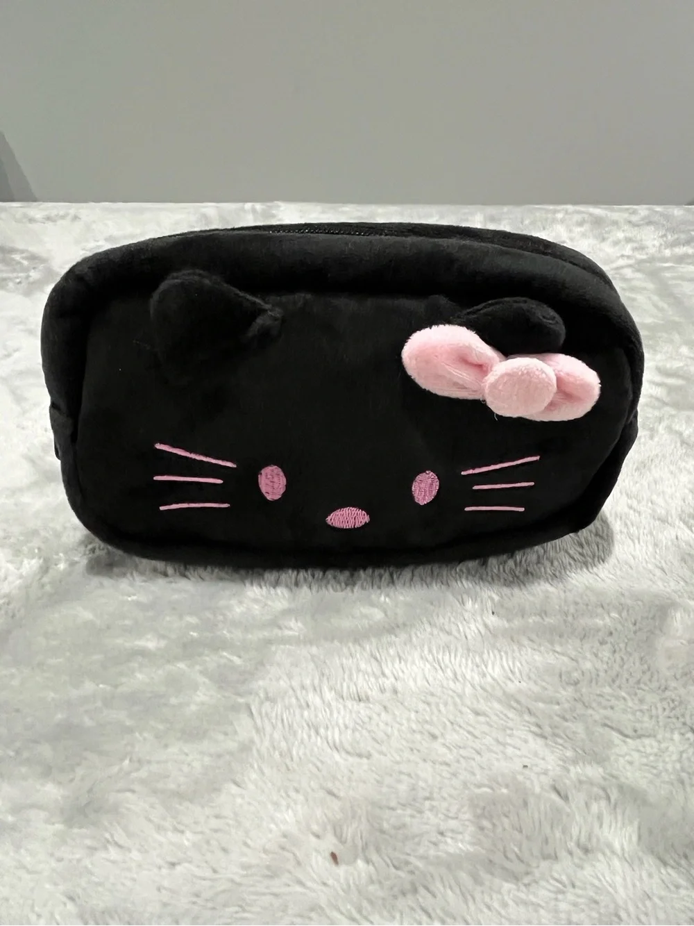 🖤🎀 Adorable Black Hello Kitty Plush Cosmetic Pouch – Pink Bow & Cute Lining